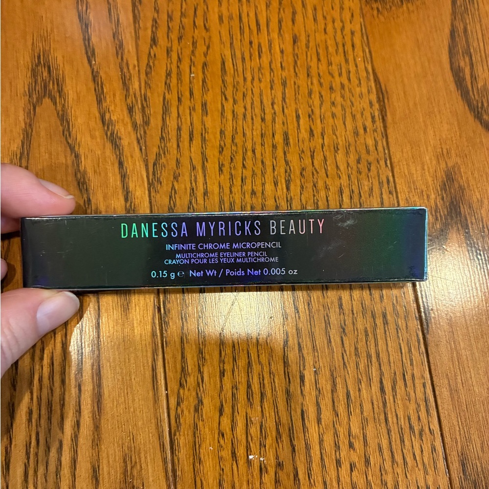 Danessa Myricks Beauty - Infinite Chrome  Micropencil Eyeliner in JADE 0.15g